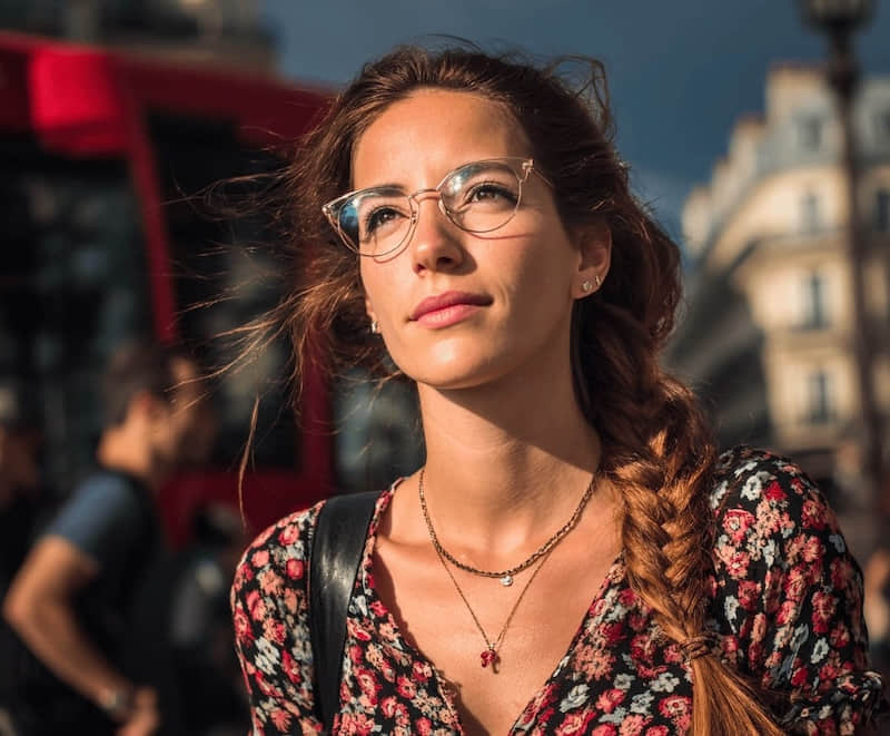 صورة شخصية مع وهج النظارة قبل التنظيف