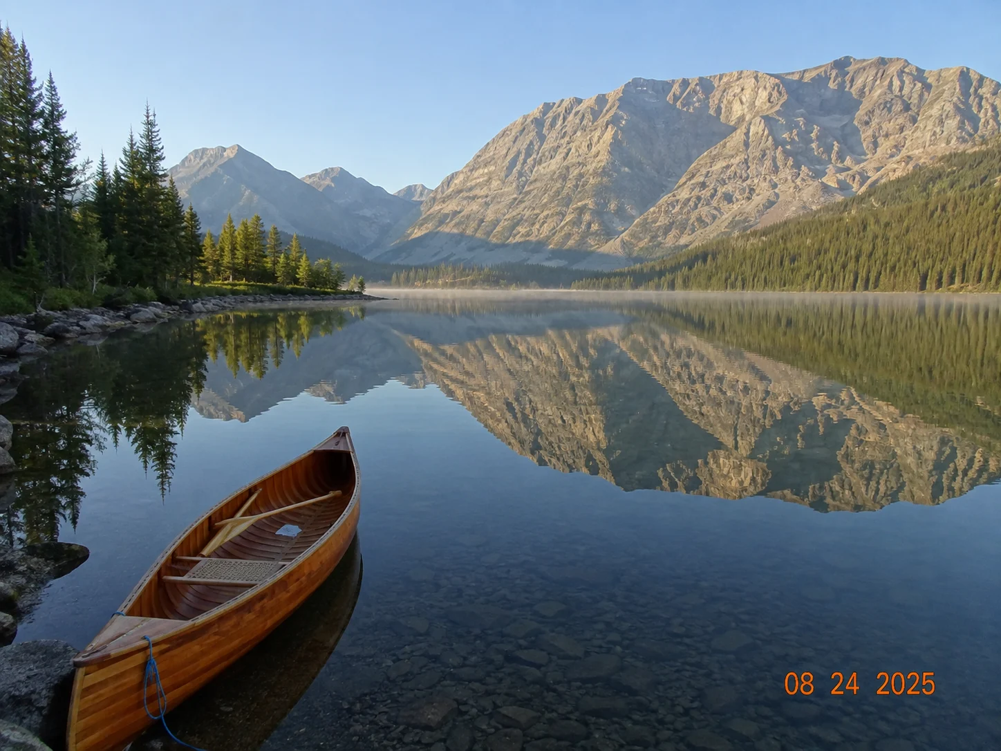 Photo d’un lac et d’un canoë avec une date orange dans le coin