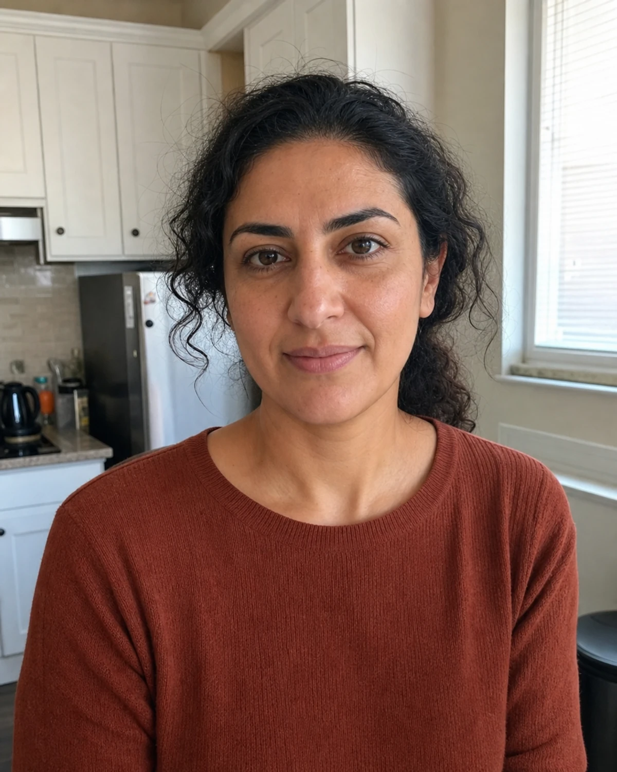 Informelles Porträt zu Hause vor der Erstellung eines professionellen Fotos
